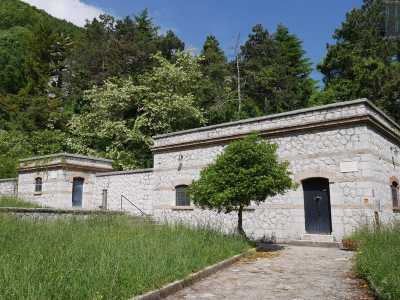 L'impianto originario e ancora funzionante si trova in un basso edificio rettangolare in pietra, che troviamo qualche metro pi� avanti
